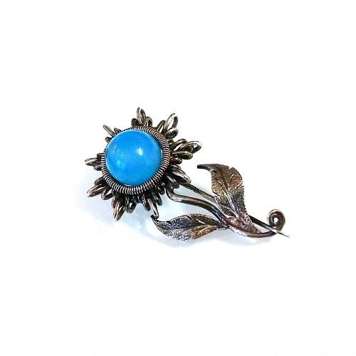 Dámska strieborná brošňa v tvare kvetu, ktorú zdobí prírodný modrý Achát.