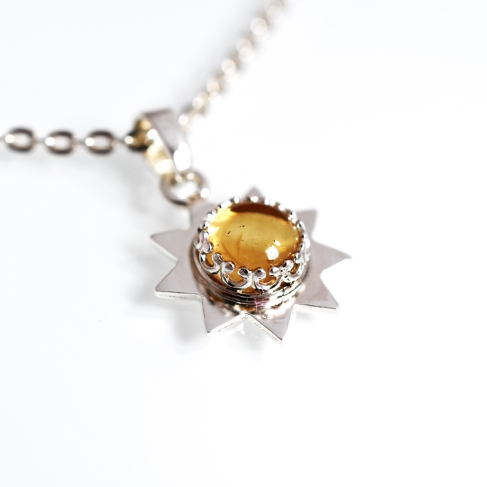 Strieborný náhrdelník Slnko s prírodným citrínom.