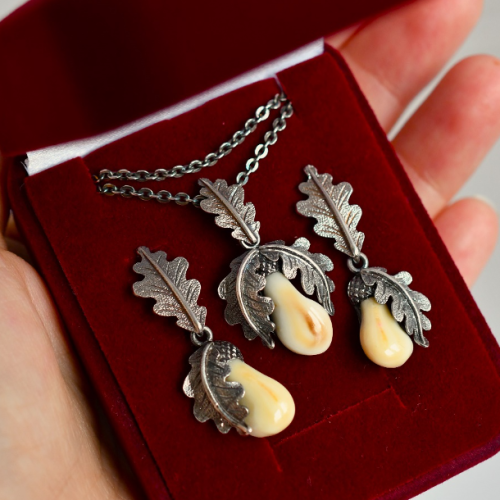 Poľovnícke šperky, náušnice a náhrdelník s jeleními grandlami s motívom dubové lístky.