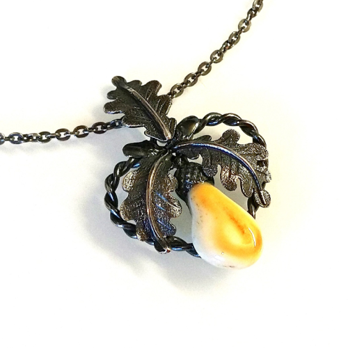 Strieborný poľovnícky šperk - prívesok v tvare srdca s jeleňou grandlou.
